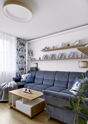 Prosklen&aacute; dv&iacute;řka skř&iacute;n&iacute; v&nbsp;předs&iacute;ni opticky zvět&scaron;uj&iacute; poměrně &uacute;zk&yacute; prostor. Dv&iacute;řka tak&eacute; kryj&iacute; př&iacute;stup do&nbsp;stupaček