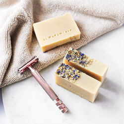  Př&iacute;rodn&iacute; m&yacute;dlo Shave It All s pečuj&iacute;c&iacute;mi oleji a b&iacute;l&yacute;m j&iacute;lem, cena 174 Kč