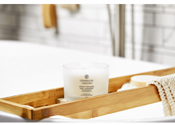 Sv&iacute;čka Chesapeake Bay Candle Peace &amp; Tranquility, s&oacute;jov&yacute; vosk s př&iacute;rodn&iacute;mi esenci&aacute;ln&iacute;mi oleji, 312 g, cena 775 Kč