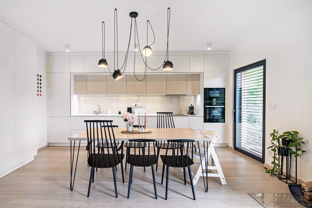 K&nbsp;n&aacute;bytku vyroben&eacute;mu z&nbsp;březov&eacute; překližky patř&iacute; i&nbsp;j&iacute;deln&iacute; stůl, kter&yacute; si vyž&aacute;dal dvojitou vrstvu tohoto materi&aacute;lu. Spolu s&nbsp;kovovou podnož&iacute; je zaj&iacute;mav&yacute;m designov&yacute;m kouskem