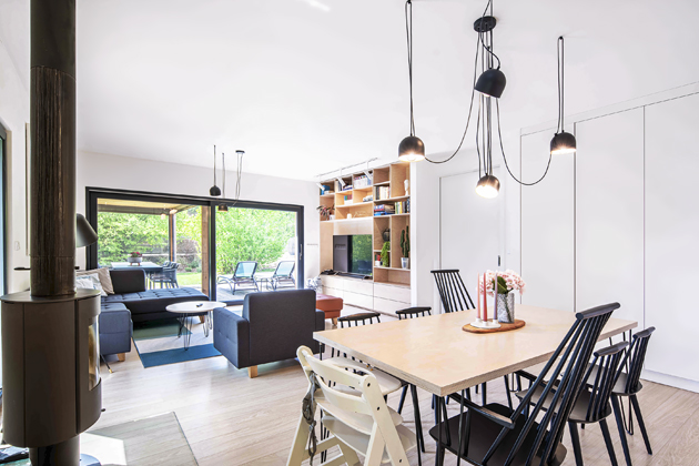 Velk&eacute; prosklen&eacute; plochy vyvol&aacute;vaj&iacute; př&iacute;jemn&yacute; dojem, jakoby zahrada vrůstala do&nbsp;interi&eacute;ru