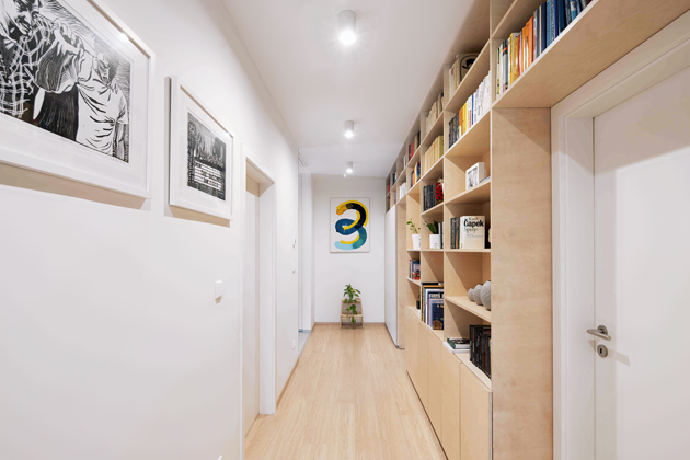 Celou jednu stěnu v&nbsp;chodbě vyplňuje knihovna vyroben&aacute; z&nbsp;březov&eacute; překližky. Uměn&iacute; zastupuje dal&scaron;&iacute; obraz od&nbsp;Patrika Kri&scaron;&scaron;&aacute;ka a&nbsp;signovan&eacute; uměleck&eacute; tisky