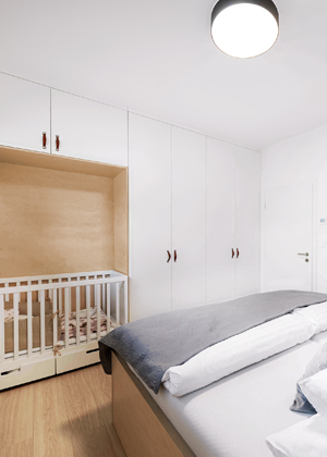 V&nbsp;domě chyb&iacute; &scaron;atna, a&nbsp;tak &uacute;ložn&eacute; prostory ře&scaron;&iacute; vysok&eacute; vestavěn&eacute; skř&iacute;ně