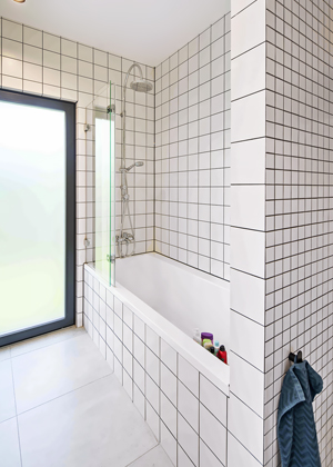 Do&nbsp;koupelen navrhla design&eacute;rka nejlevněj&scaron;&iacute;, ale ide&aacute;ln&iacute; nadčasovou variantu b&iacute;l&eacute;ho obkladu ve&nbsp;dvou form&aacute;tech