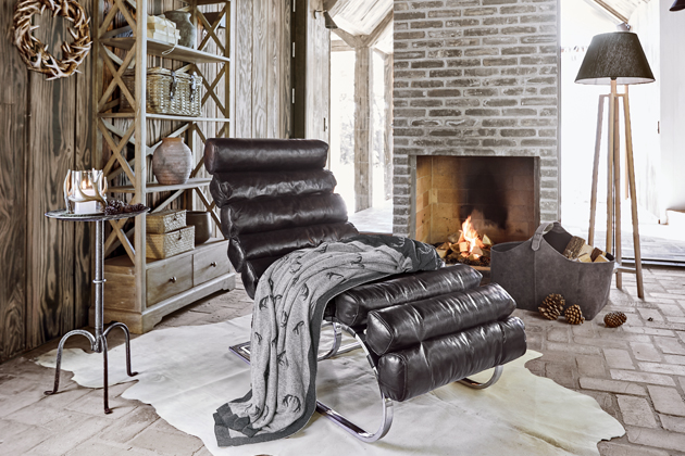 Lenoška Davyss, ocelová konstrukce, potah z hovězí kůže, výplň z kachního peří, cena 35 998 Kč