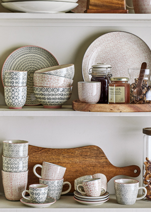 Konvička z kolekce Blue Rose Blooming, porcel&aacute;n, objem 1 l, cena 927 Kč