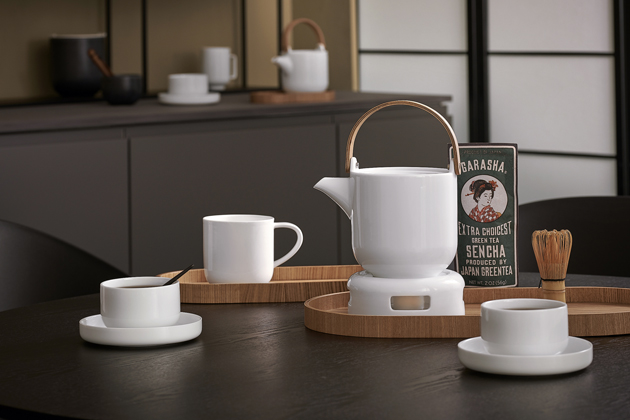 Čajová konvice z kolekce Coppa Yuki, porcelán, dřevo, nerez, objem 1 l, cena 1 275 Kč