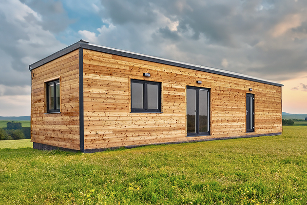 Mobiln&iacute; dům Nemesis s dispozic&iacute; 3+kk o plo&scaron;e 48 m2, ob&yacute;vac&iacute; pokoj, dvě ložnice, koupelna a z&aacute;dveř&iacute;