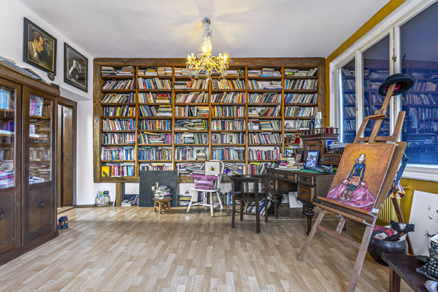 Pracovna, tvůrč&iacute; prostor pln&yacute; knih, kde se snoub&iacute; uměleck&aacute; tvůrč&iacute; n&aacute;lada s&nbsp;rodinnou atmosf&eacute;rou