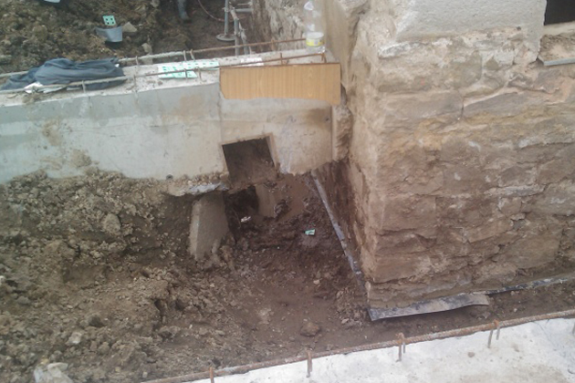 Když vlhké stěny ničí dům, pomůže sanace zdiva krok za krokem