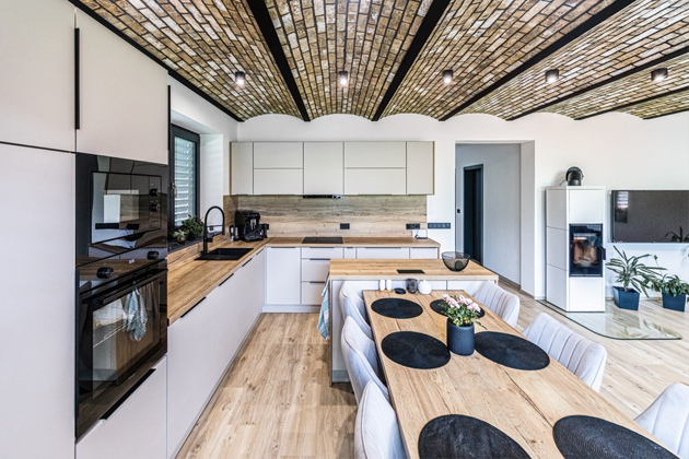 Nev&scaron;edn&iacute; rodinn&yacute; dům inspirovan&yacute; z&aacute;padoevropskou architekturou