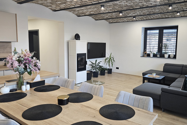 Nev&scaron;edn&iacute; rodinn&yacute; dům inspirovan&yacute; z&aacute;padoevropskou architekturou