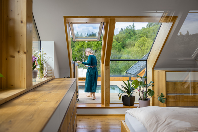 D&iacute;ky oknům vych&aacute;z&iacute;te ven i střechou