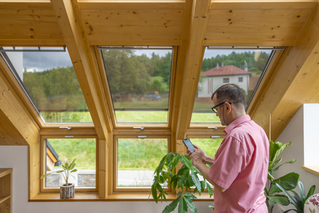 D&iacute;ky oknům vych&aacute;z&iacute;te ven i střechou