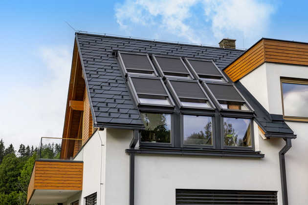 D&iacute;ky oknům vych&aacute;z&iacute;te ven i střechou