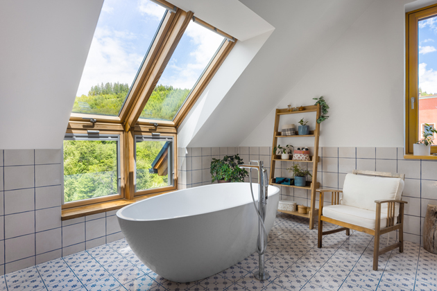 D&iacute;ky oknům vych&aacute;z&iacute;te ven i střechou