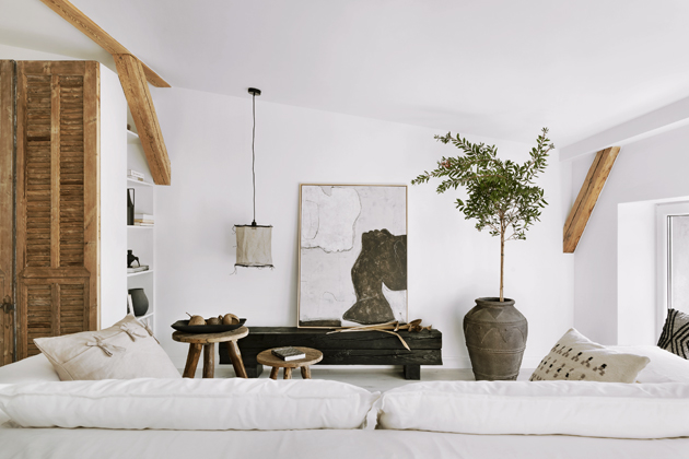 Televizn&iacute; stolek vznikl ze star&yacute;ch do&nbsp;černa op&aacute;len&yacute;ch tr&aacute;mů. Že se jedn&aacute; o&nbsp;skutečně poctiv&yacute; kus n&aacute;bytku, dokazuje i&nbsp;jeho v&aacute;ha, kter&aacute; dosahuje v&iacute;ce než 100&thinsp;kg