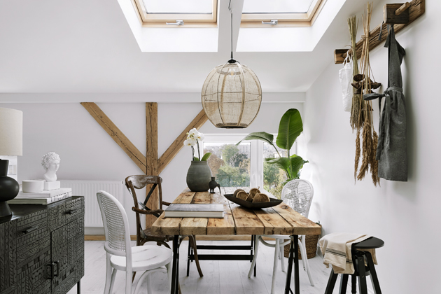 Desku j&iacute;deln&iacute;ho stolu tvoř&iacute; star&aacute; dřevěn&aacute; prkna, ke&nbsp;kter&yacute;m design&eacute;ři navrhli ocelov&eacute; podnože s&nbsp;industri&aacute;ln&iacute;m odkazem