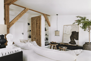 Všechny stropní trámy, které lze v bytě spatřit, jsou původní. Poskytují tak efektní základ pro interiér, ve kterém se prolíná nové se starým v jednom funkčním a esteticky vysoce harmonickém celku