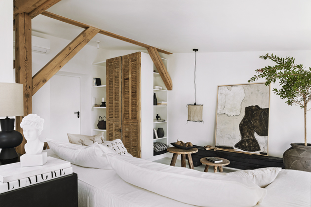 Všechny stropní trámy, které lze v bytě spatřit, jsou původní. Poskytují tak efektní základ pro interiér, ve kterém se prolíná nové se starým v jednom funkčním a esteticky vysoce harmonickém celku