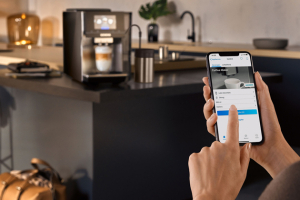 Kávovar EQ700, připojení k aplikaci Home Connect, tři aroma profily, plně automatické čištění párou, cena 38 990 Kč