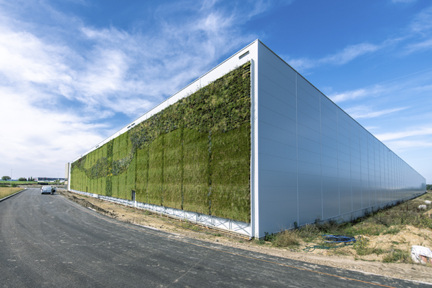 Jedna z největ&scaron;&iacute;ch vertik&aacute;ln&iacute;ch zahrad v Evropě