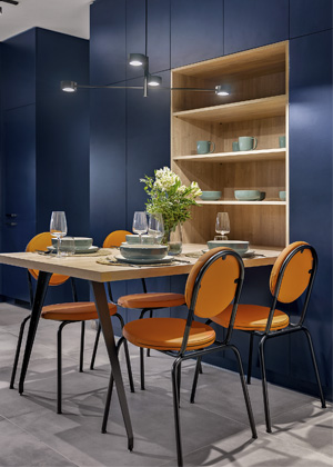 Pro design&eacute;rku hraj&iacute; důležitou roli i&nbsp;takov&eacute; detaily, jako jsou třeba nohy n&aacute;bytku. U&nbsp;j&iacute;deln&iacute;ho stolu a&nbsp;odkl&aacute;dac&iacute;ch stolků najdete zahnut&eacute; kovov&eacute; nohy, k&nbsp;nim jsou zvl&aacute;&scaron;ť na&nbsp;zak&aacute;zku vyrobeny desky 