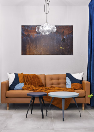 Jedn&iacute;m ze z&aacute;sadn&iacute;ch zařizovac&iacute;ch prvků byla pohovka Landskrona s&nbsp;kožen&yacute;m potahem v&nbsp;koňakov&eacute; barvě z&nbsp;IKEA