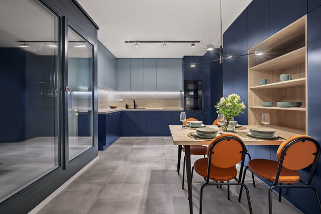 Veškerý vestavěný nábytek je vyrobený na zakázku od truhláře podle návrhu designérky. Dlaždice v rozměru  80 × 80 cm v barvě šedého betonu  navazují na charakter domu