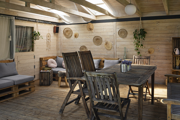 Rodinn&eacute;mu domu v&nbsp;&Scaron;estajovic&iacute;ch samozřejmě nechyb&iacute; ani venkovn&iacute; z&aacute;zem&iacute; pro tr&aacute;ven&iacute; voln&eacute;ho času. I&nbsp;tady hraje prim dřevo