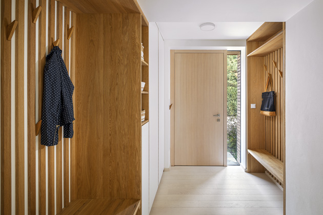 Nov&yacute;mi č&aacute;stmi domu nechala architektka velmi důsledně prostoupit dřevěn&eacute; prvky. Ty nejen že interi&eacute;r vizu&aacute;lně propojuj&iacute;, ale tak&eacute; opticky zatepluj&iacute;