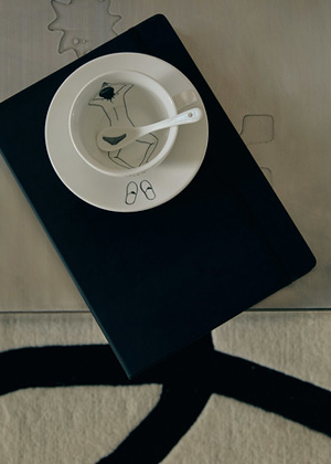 Sada ručně malovan&yacute;ch &scaron;&aacute;lků na k&aacute;vu s pod&scaron;&aacute;lky a lžičkami Undressed, 4 d&iacute;ly, 2 449 Kč