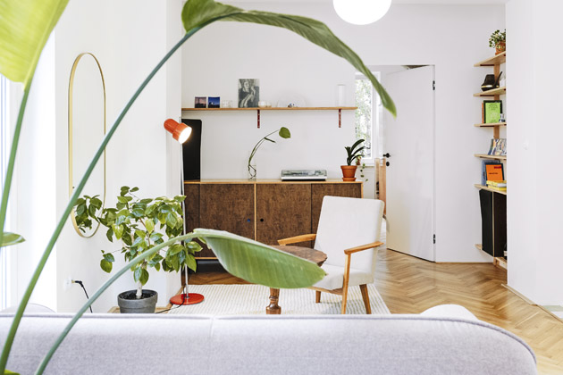 Co se t&yacute;k&aacute; vlastn&iacute;ho zař&iacute;zen&iacute; bytu,  najdete tu dokonalou přehl&iacute;dku československ&eacute;ho interi&eacute;rov&eacute;ho designu z&nbsp;druh&eacute; poloviny 20.&nbsp;stolet&iacute; v kombinaci s autorsk&yacute;m n&aacute;bytkem na m&iacute;ru