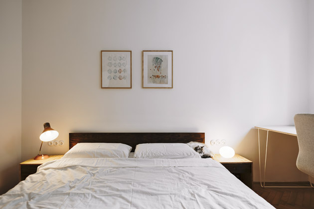 Zmiňovanou teplou kombinaci překližky a&nbsp;dřeva najdete i&nbsp;v&nbsp;ložnici