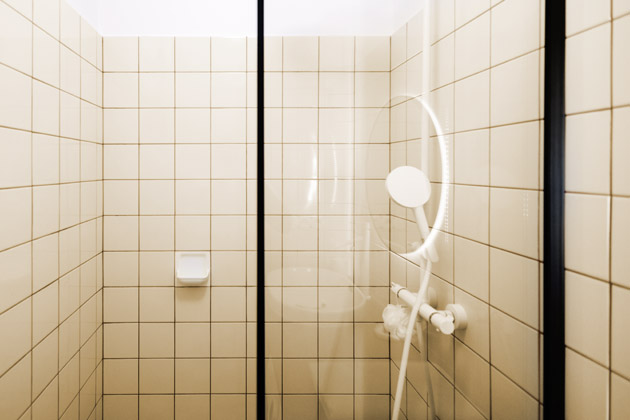 V&nbsp;koupelně je do&nbsp;obkladu zakomponovan&aacute; star&aacute; keramick&aacute; m&yacute;dlenka značky RAKO 