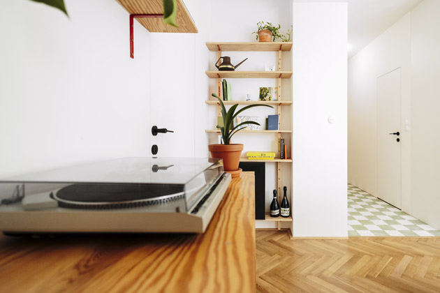 Interi&eacute;r zdob&iacute; i&nbsp;takov&eacute; dobov&eacute; detaily, jako plastov&aacute; hněd&aacute; konvička či kl&iacute;vie v&nbsp;terakotov&eacute;m květin&aacute;či