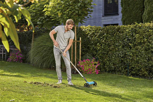 Kypřič trávníku Combisystem má speciální nůž s kluzným hřbetem  pro důkladné odstranění mechu,  plevele a travní plsti, cena 1 499 Kč