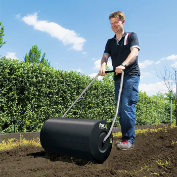 Kovov&yacute; zahradn&iacute; v&aacute;lec FQ-RW (for_q)&nbsp;pro zapracov&aacute;n&iacute; osiva do&nbsp;půdy, pro vět&scaron;&iacute; zat&iacute;žen&iacute; jej lze naplnit vodou nebo p&iacute;skem, cena 1&nbsp;790&thinsp;Kč