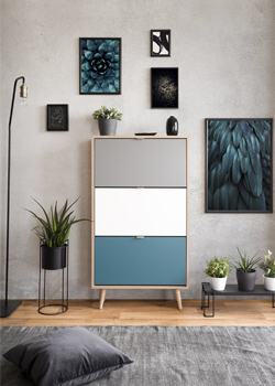 Vysok&aacute; skř&iacute;ňka z programu Cuba, dubov&yacute; dřevodekor s barevn&yacute;mi plochami,  cena 5 525 Kč