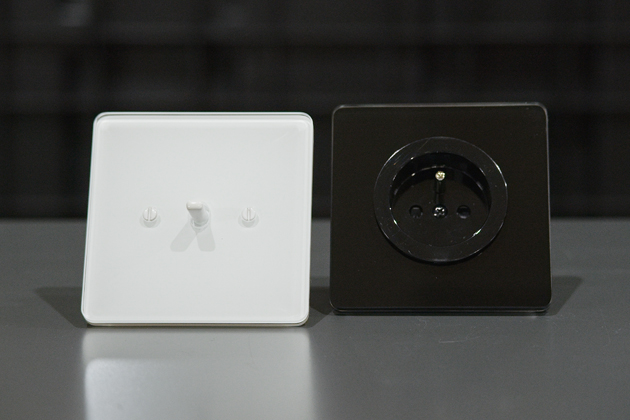 Vyp&iacute;nač a z&aacute;suvka NEXA QUADRO skleněn&eacute; r&aacute;mečky