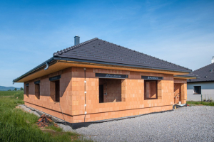 Stavební sezóna začíná. Na čem se při stavbě domu nevyplatí šetřit