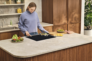 Varná deska SenseBoil SaphirMatt  automaticky hlídá a upravuje nastavení teploty, variabilní zóny,  cena 14 590 Kč