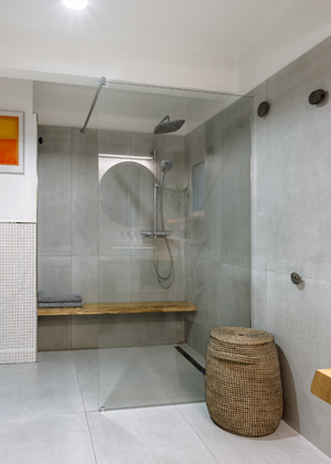 Komponenty walk-in sprchov&eacute;ho koutu jsou komplet od Ravaku, vě&scaron;&aacute;čky z l&aacute;vov&yacute;ch kamenů od Normann Copenhagen a ko&scaron; na pr&aacute;dlo od House Doctor