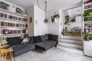 Z původního interiéru zůstaly na míru vyrobené knihovny a postel z masivu, která , drží už roky a je stále jak nová