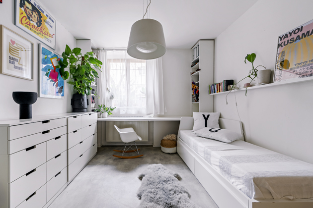 Obrazy od Ivana Babor&aacute;ka, Ale&scaron;e Lamra a X&eacute;nie Hoffmeisterov&eacute;, komody i rozkl&aacute;dac&iacute; lůžko jsou zakoupen&eacute; v IKEA, pod oknem houpac&iacute; křeslo RAR 