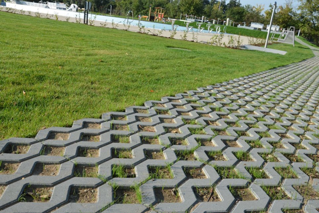 Jak proměnit blátivý dvůr v oázu a proč zvolit betonovou dlažbu