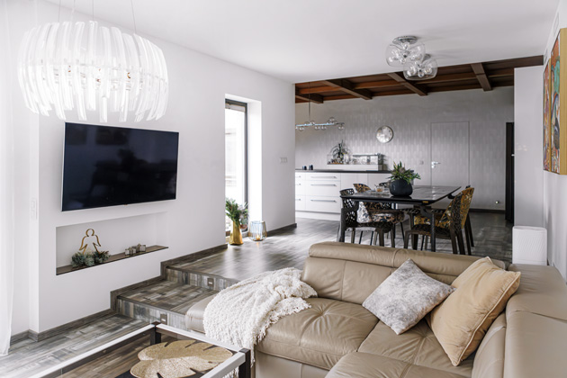 Svou lásku ke sklu designérka a majitelka v jedné osobě vtiskla do designových skleněných lustrů, jimiž interiér ozdobila