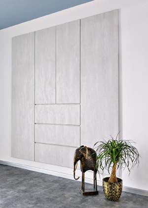 Vstupn&iacute; chodba se z&nbsp;praktick&yacute;ch důvodů změnila a&nbsp;vznikly tam i&nbsp;&uacute;ložn&eacute; prostory v&nbsp;podobě vestavěn&eacute; skř&iacute;ně