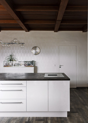 Středobodem cel&eacute; kuchyně je velk&yacute; ostrůvek s&nbsp;rozměry 4 &times; 1,2 metru