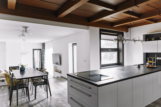 Ač maj&iacute; majitel&eacute; vkus, s&nbsp;n&iacute;mž původn&iacute; dřevěn&yacute; strop nen&iacute; v&nbsp;souladu, rozhodli se ho v&nbsp;kuchyni ponechat